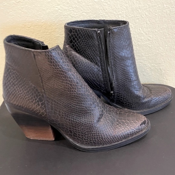 New Buckle Very G Animal Print Snakeskin Scale Ombre Stacked Heel Ankle Boots 6 - Picture 15 of 16